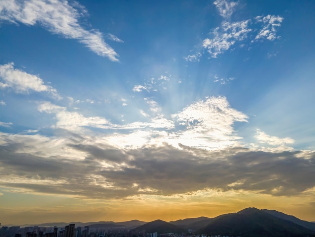 Bel cielo e nuvole paesaggio