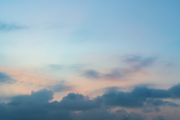 Bel cielo e nuvole paesaggio