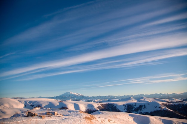 Bel cielo e vista sul Monte Elbrus