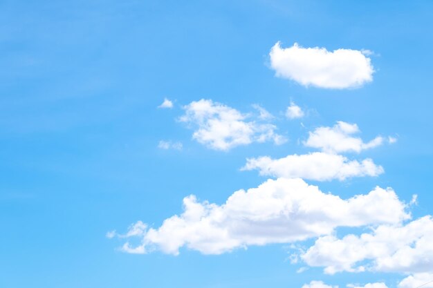 Bel cielo nuvole bianche perfette per lo sfondo