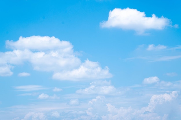 Bel cielo nuvole bianche perfette per lo sfondo