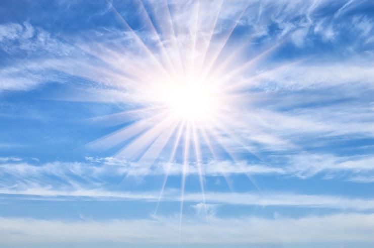 Foto bel cielo nuvoloso con un sole nel pomeriggio