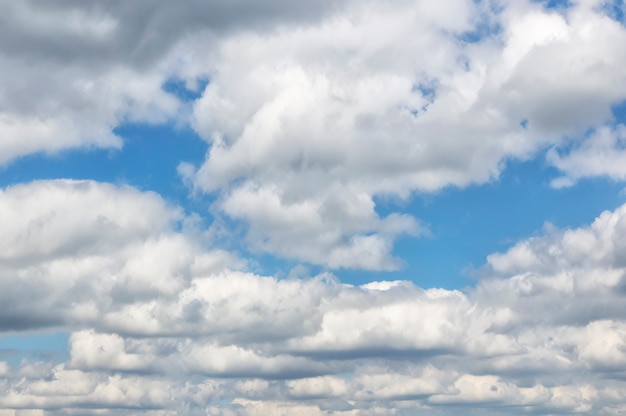 Bel cielo nuvoloso durante il giorno