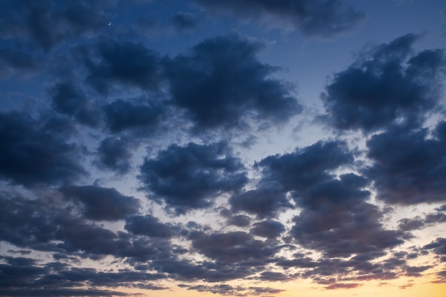 Bel cielo nuvoloso durante il tramonto o l'alba.