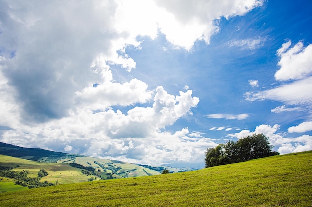 Bel cielo nuvoloso nella valle di montagna Tempo variabile nelle montagne dei Carpazi