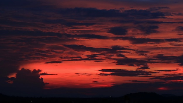 Bel cielo rosso con nuvola nera in serata