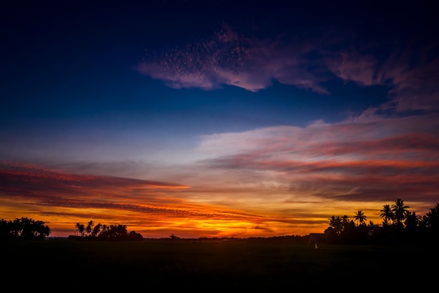 Bel cielo serale al tramonto sul campo