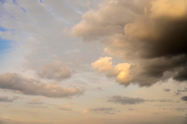 Bel cielo serale al tramonto