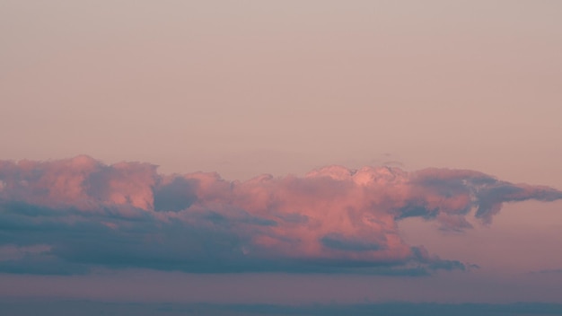 Bel cielo si muove bel cielo blu con nuvole cumulus bianche per sfondo astratto