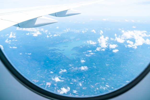 bel cielo vista dalla finestra dell'aeroplano