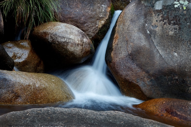 Bel corso di un fiume in discesa