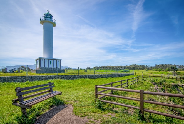 Bel faro sulla costa cantabrica a Lastres nelle Asturie