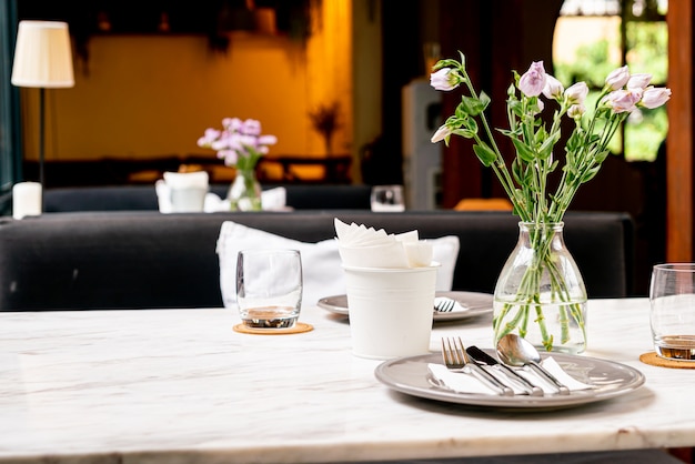 bel fiore in vaso sul tavolo da pranzo