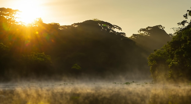 Bel fiume amazzonico in un bell'alba nuvolosa Fiume Amazon Colombia Perù Ecuador Brasile