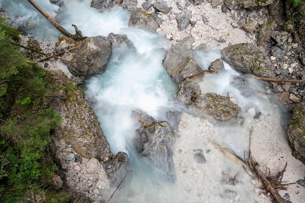 Bel flusso d'acqua che scorre sulle rocce