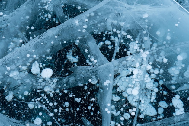 Bel ghiaccio del lago Baikal con crepe astratte