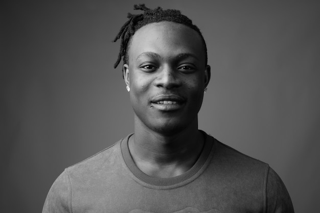 bel giovane africano dal Kenya contro il muro grigio in bianco e nero