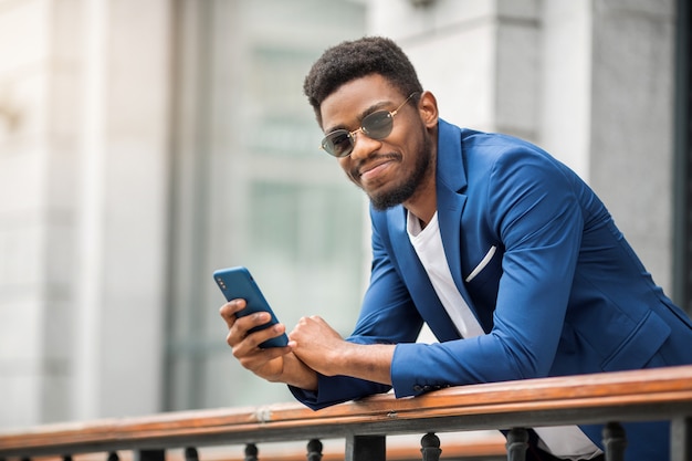 Bel giovane africano in una giacca blu