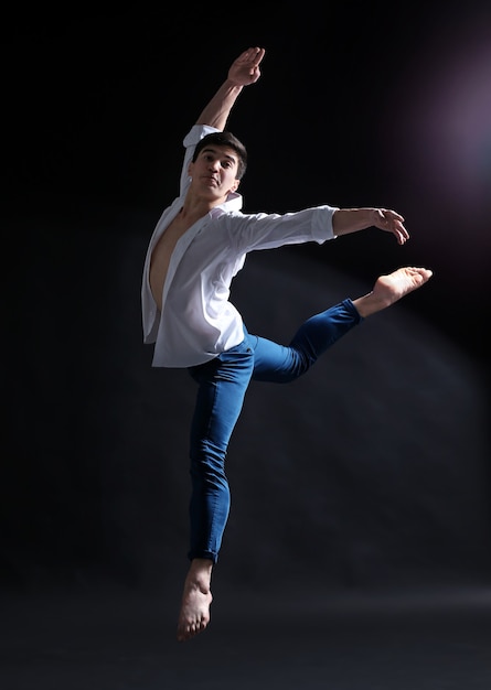 Bel giovane ballerino