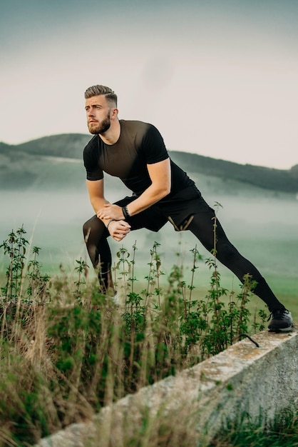 Bel giovane barba uomo che si estende in natura