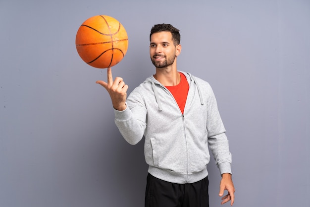 Bel giovane giocatore di basket uomo