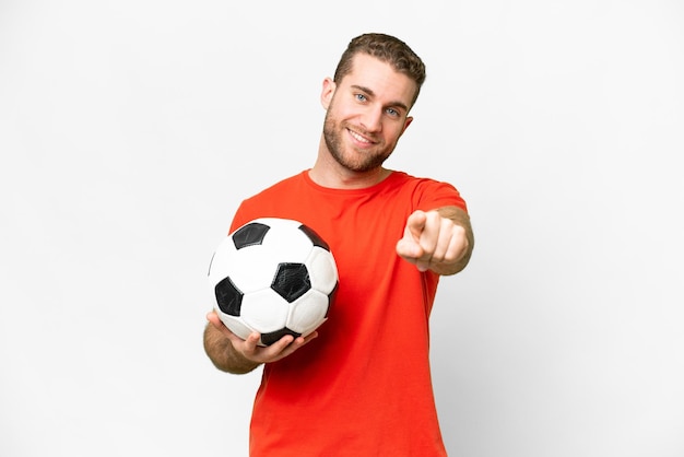 Bel giovane giocatore di football uomo su sfondo bianco isolato che punta davanti con felice espressione