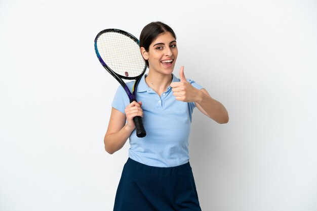 Bel giovane giocatore di tennis donna caucasica isolata su sfondo bianco con il pollice in alto perché è successo qualcosa di buono