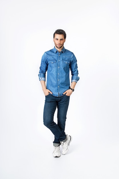 bel giovane in abiti di jeans