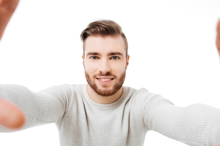 Foto bel giovane in un maglione bianco