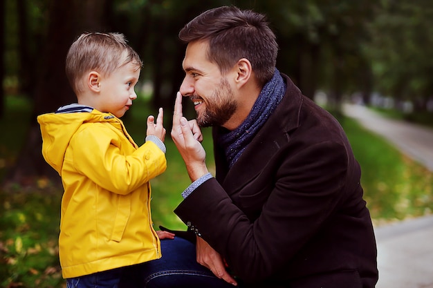 Bel giovane padre e il suo bambino carino giocare insieme