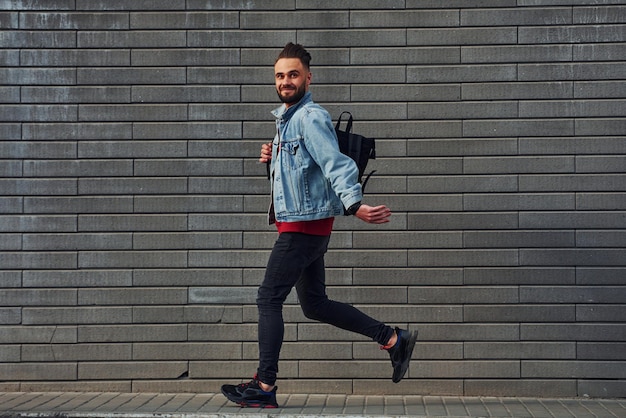 Bel giovane ragazzo in abiti casual è all'aperto durante la giornata di sole