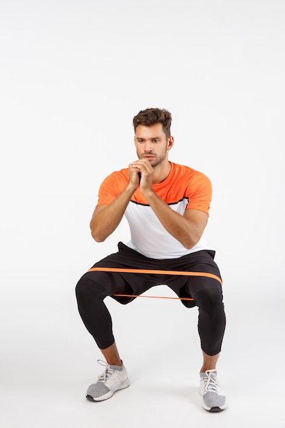 Bel giovane sportivo in activewear