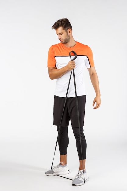 Bel giovane sportivo in activewear