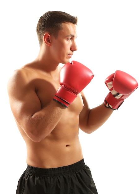 Bel giovane sportivo muscolare con guanti da boxe isolato su bianco on