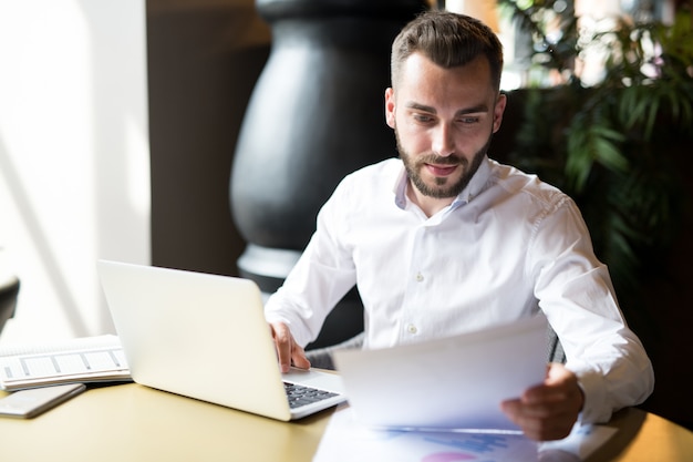 Bel giovane uomo d'affari di lavoro