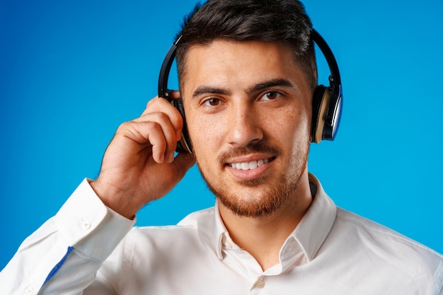 Bel giovane uomo di razza mista che ascolta la musica