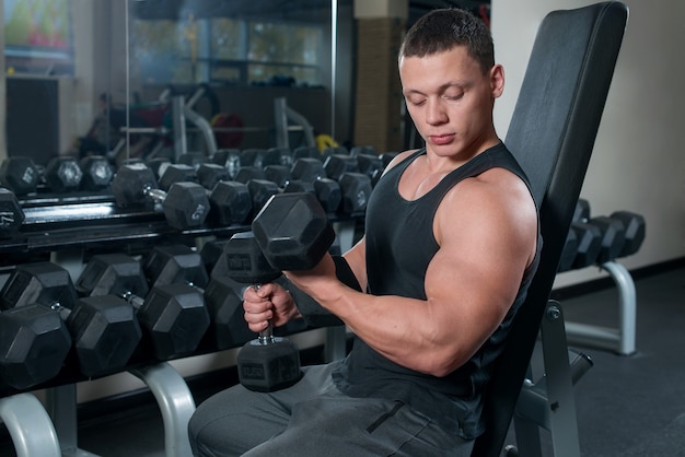 bel giovane uomo muscoloso in palestra