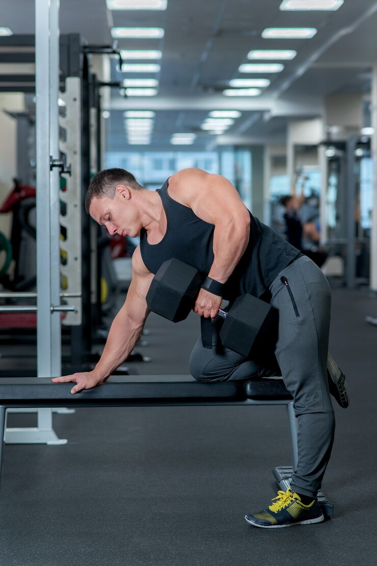 Bel giovane uomo muscoloso in palestra