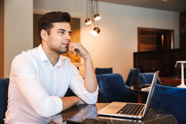 Bel giovane uomo vestito formale di lavoro