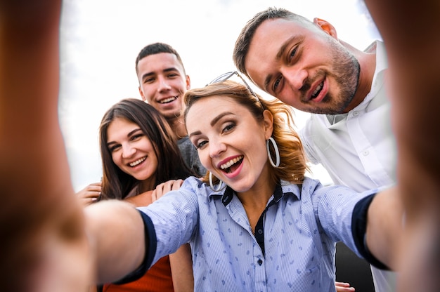 Bel gruppo di amici close-up