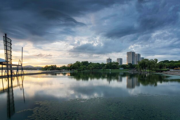 Bel lago cittadino al tramonto