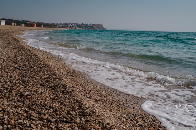 Bel mare a mezzogiorno in acque limpide primaverili