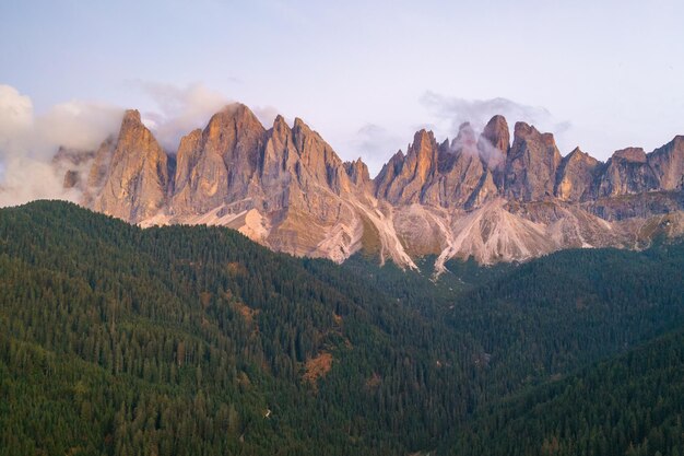 Bel massiccio delle Dolomiti delle Odle o del gruppo Geisler al tramonto