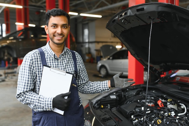 Bel meccanico automobilistico indiano al servizio auto