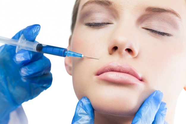 Bel modello calmo con iniezione di botox sopra le labbra