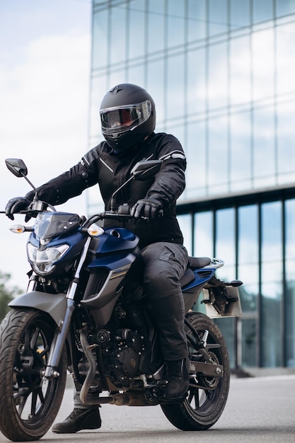 Bel motociclista sulla sua moto in giro per la città