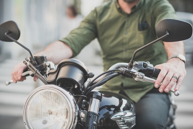 bel motociclista uomo di mezza età