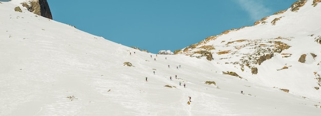 Bel paesaggio con grandi montagne rocciose nella piccola valle fredda durante un'escursione negli Alti Tatra, in Slovacchia.