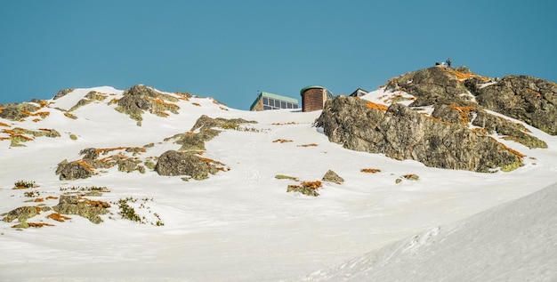 Bel paesaggio con grandi montagne rocciose nella piccola valle fredda durante un'escursione negli Alti Tatra, in Slovacchia.