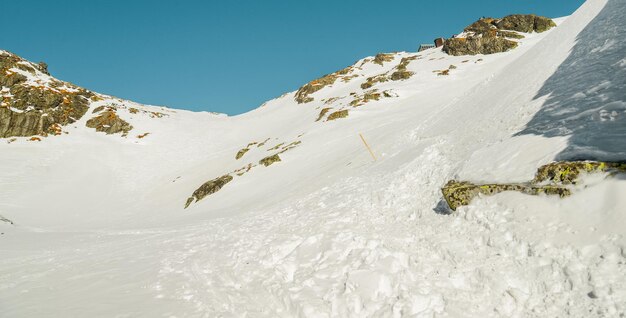 Bel paesaggio con grandi montagne rocciose nella piccola valle fredda durante un'escursione negli Alti Tatra, in Slovacchia.